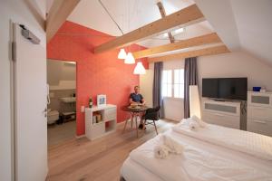 メーアスブルクにあるGästehaus am Schlossplatz, Z. 5のホテルの部屋のテーブルに座る男