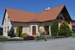 uma casa branca com um telhado laranja em Pension Olga em Klecany