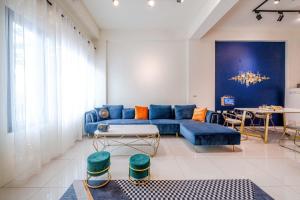 五結鄉的住宿－3Kiss民宿，客厅配有蓝色的沙发和桌子