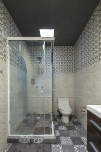 A bathroom at Hotel Posada Bugambilias