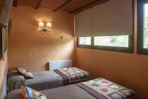 Postel nebo postele na pokoji v ubytování Mas La Riera + 37 fotografií