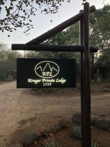 a sign for the kyrgyzstan giraffe lodge at Kruger Private Lodge in Marloth Park