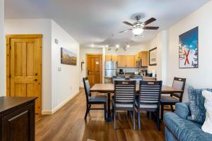 ein Esszimmer und eine Küche mit Tisch und Stühlen in der Unterkunft Three-Bedroom Apartment in Keystone + 19 Fotos