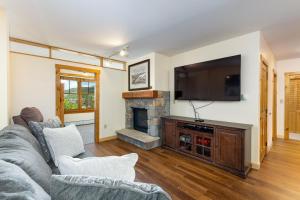 ein Wohnzimmer mit Sofa und Kamin in der Unterkunft Three-Bedroom Apartment in Keystone