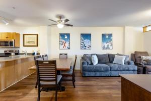 eine Küche und ein Wohnzimmer mit einem Tisch und einer Couch in der Unterkunft Three-Bedroom Apartment in Keystone