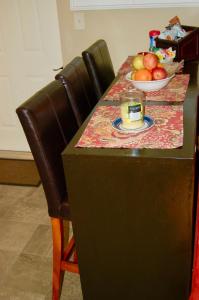 丹佛的住宿－Denver Blue Bear Den 3BR 2BA & Spa，一张桌子,上面放着一碗苹果和一盘水果