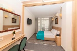 Postel nebo postele na pokoji v ubytování Kayamaris Hotel