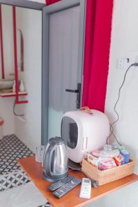 a microwave sitting on a wooden table next to aether at Bich Ngoan HOTEL in Trà Vinh +44 photos