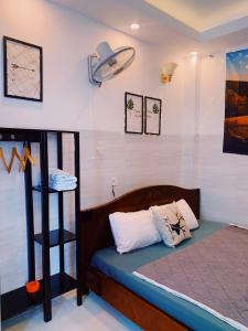 a room with a bed and a shelf in it at Lighthouse Homestay Vũng Tàu in Vung Tau