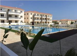 Bazén v ubytování Cosy apartment in a luxury resort nebo v jeho okolí + 20 fotografií