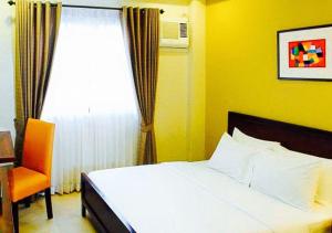 Postel nebo postele na pokoji v ubytování RedDoorz Plus @ Conclave Hotel Davao City