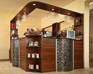 a bar in a hotel with a wooden wall at Conacul de pe Lac in Şagu