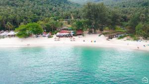 an aerial view of a beach with people on it at Bottle Beach 2 Bungalows in Bottle Beach