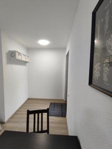 ein Esszimmer mit einem Tisch und 2 Stühlen in der Unterkunft Ferienwohnung Steigner in Dierbach