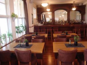 ein Restaurant mit Tischen und Stühlen und eine Bar in der Unterkunft Hotell Dalsland in Ed