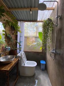 Et badeværelse på La Maison Homestay Măng Đen