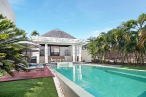 een zwembad voor een villa bij Nara Villa Canggu by Ini Vie Hospitality in Canggu