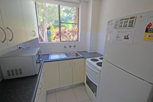 A kitchen or kitchenette at Dunes Holiday Apartments Unit 1