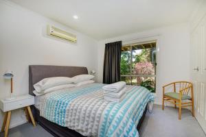 A bed or beds in a room at Aqualuna Beach Resort - Unit 25
