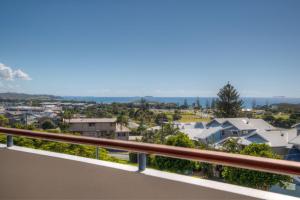 einen Blick auf die Stadt vom Balkon eines Hauses in der Unterkunft Coffs Jetty Beach House in Coffs Harbour