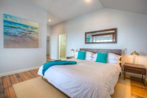 Ein Bett oder Betten in einem Zimmer der Unterkunft Coffs Jetty Beach House