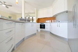 A kitchen or kitchenette at BEACHSIDE MANOR - walk to the beach