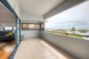 Ein Balkon oder eine Terrasse in der Unterkunft Coffs Jetty Beach House