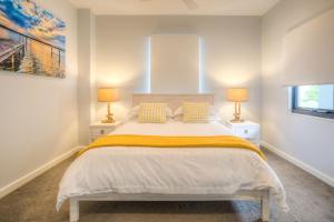 Ein Bett oder Betten in einem Zimmer der Unterkunft Coffs Jetty Beach House