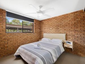 A bed or beds in a room at Dunes Holiday Apartments Unit 7