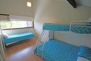 A bunk bed or bunk beds in a room at Sassafras - Unit 1 - Coffs Harbour