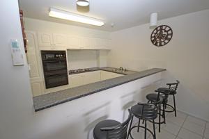 A kitchen or kitchenette at Pacific Towers 402 - Coffs Harbour, NSW