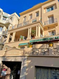 a large building with a gate in front of it at Cocooning & Modern Duplex City Center Carabacel in Nice