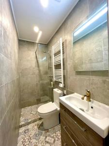 La salle de bains est pourvue de toilettes blanches et d'un lavabo. dans l'établissement Cocooning & Modern Duplex City Center Carabacel, à Nice
