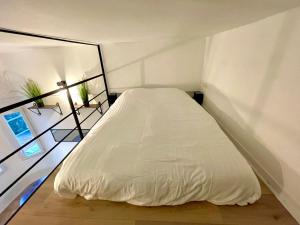 - un lit blanc dans une chambre avec fenêtre dans l'établissement Cocooning & Modern Duplex City Center Carabacel, à Nice