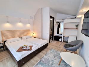 1 dormitorio con 1 cama, mesa y sillas en Casa Eladi, en Eforie Sud