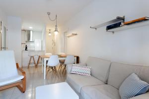 sala de estar con sofá y mesa en Apartament Sant Antoni, en Sant Antoni de Calonge