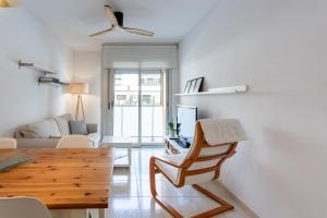 聖安東尼奧·德·卡隆的住宿－Apartament Sant Antoni，客厅配有桌子和沙发