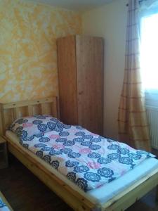 a bedroom with a bed with a blue and pink blanket at Apartmány Mimpi in Frymburk