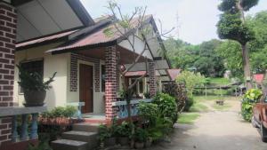 Gallery image of Charung Bungalows in Haad Rin