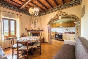 - une cuisine et une salle à manger avec une table dans une pièce dans l'établissement Casa Vacanze del Borgo, à Montalcino