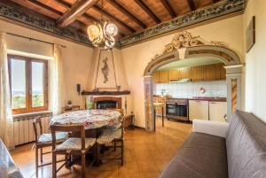 a kitchen and dining room with a table in a room at Casa Vacanze del Borgo in Montalcino