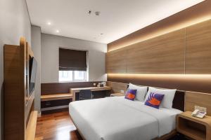 Letto o letti in una camera di FOX Lite Grogol Jakarta