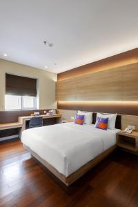 Letto o letti in una camera di FOX Lite Grogol Jakarta