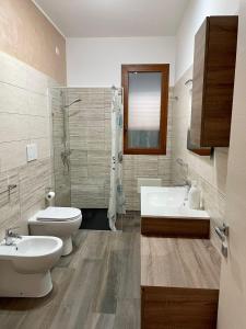 スペッキアにあるCasa vacanza terra-mareのバスルーム(洗面台2台、トイレ、シャワー付)