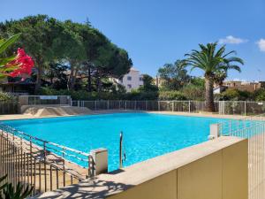 Bazén v ubytovaní MIOUGRANO Studio 25m2 Piscine 300m Plage alebo v jeho blízkosti