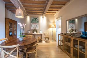 Radicondoli House في Radicondoli: غرفة طعام مع طاولة وكراسي خشبية