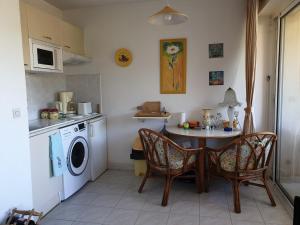 Kuchyňa alebo kuchynka v ubytovaní PORT FREJUS Studio Cabine 100m des plages 4 Person