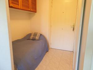 Łóżko lub łóżka w pokoju w obiekcie PORT FREJUS Studio Cabine 100m des plages 4 Person
