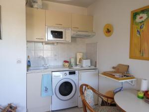 Kuchnia lub aneks kuchenny w obiekcie PORT FREJUS Studio Cabine 100m des plages 4 Person