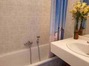 Łazienka w obiekcie PORT FREJUS Studio Cabine 100m des plages 4 Person
